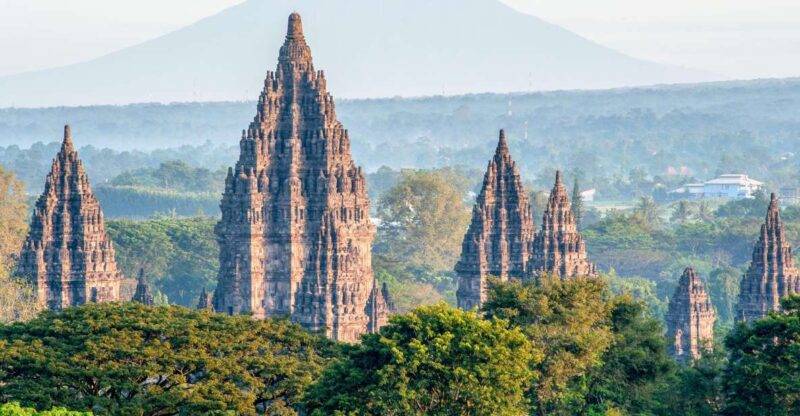Yogyakarta: Palace, Water Castle & UNESCO Temple Guided Tour - Exploring Taman Sari Water Castle