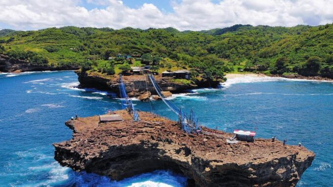 Yogyakarta: Pindul Cave, Oyo River & Timang Beach Adventure - Timang Beach Highlights