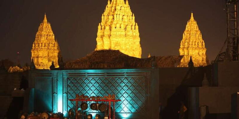 Yogyakarta: Prambanan, Borobudur Climb up Temple & Ramayana - Key Points