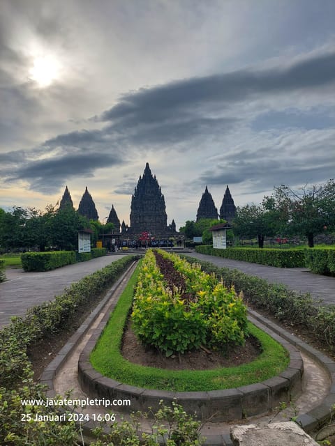 Yogyakarta: Private Classic Day Tour Yogyakarta & Prambanan - Itinerary Highlights