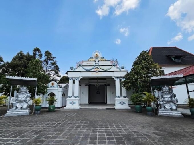 Yogyakarta Private Tour Prambanan Temple and Sultan Palace - Taman Sari Water Castle
