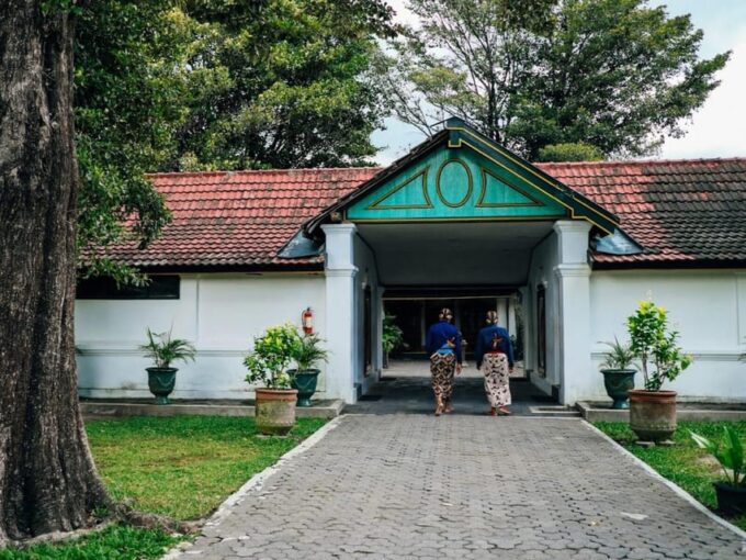 Yogyakarta Private Tour Prambanan Temple and Sultan Palace - Important Information