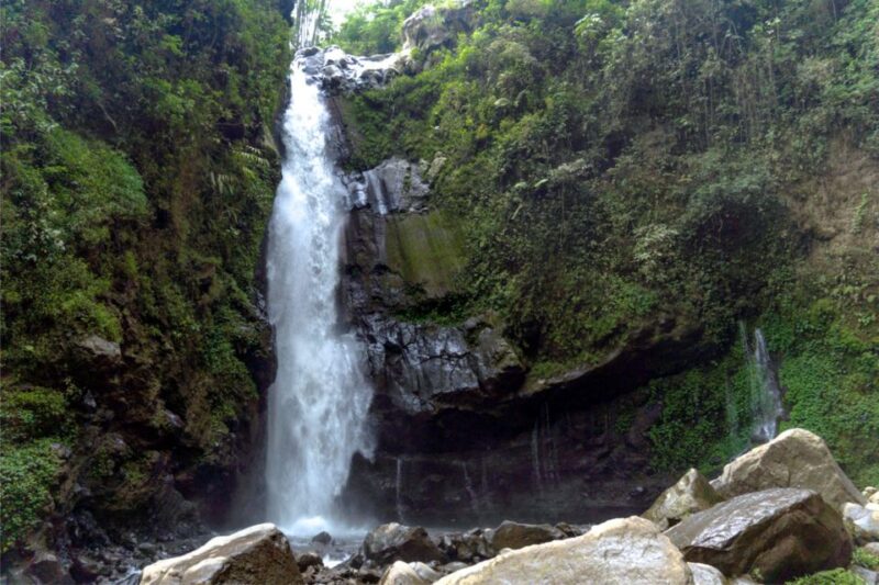 Yogyakarta: Selogriyo Temple, Rice Terraces & Waterfall Tour - Visiting Selogriyo Temple