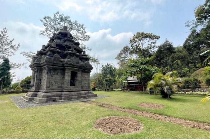 Yogyakarta: Selogriyo Temple, Rice Terraces & Waterfall Tour - Trekking Rice Terraces