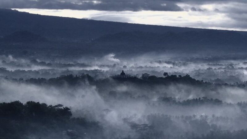 Yogyakarta: Setumbu Sunrise Borobudur Climb-up and Prambanan - Itinerary Details