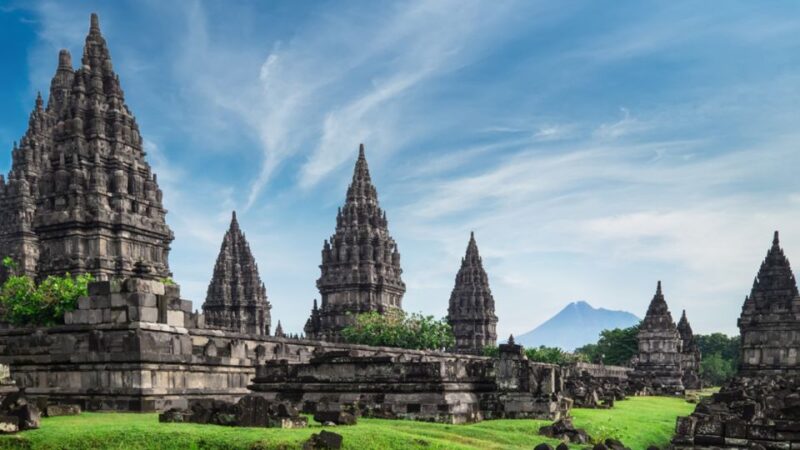 Yogyakarta: Setumbu Sunrise Borobudur Climb-up and Prambanan - Payment Options