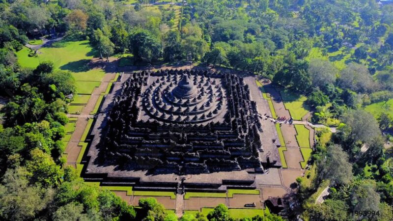 Yogyakarta: Setumbu Sunrise Borobudur Climb-up and Prambanan - Student Discounts
