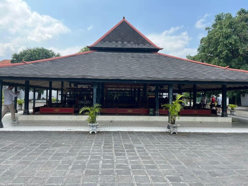 Yogyakarta: Sultan Palace, Water Castle and Prambanan Tour - Key Points
