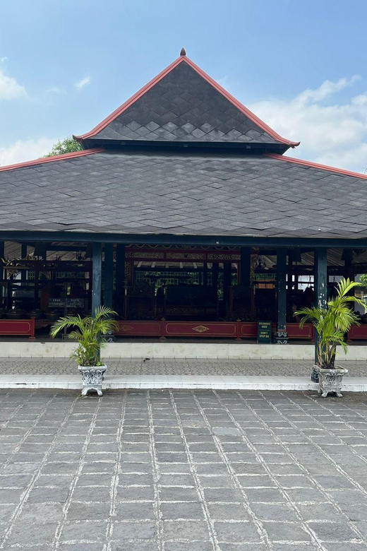 Yogyakarta: Sultan Palace, Water Castle and Prambanan Tour - Accessibility and Additional Information