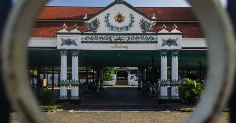Yogyakarta: Sultan Palace & Water Castle Day Tour - Key Points