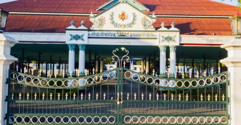 Yogyakarta: Sultan Palace, Water Castle & Prambanan Day Tour - Key Points
