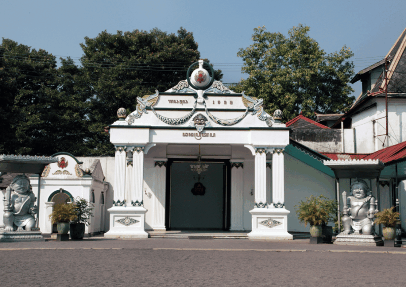 Yogyakarta: Sultan Palace, Water Castle & Prambanan Day Tour - Important Information