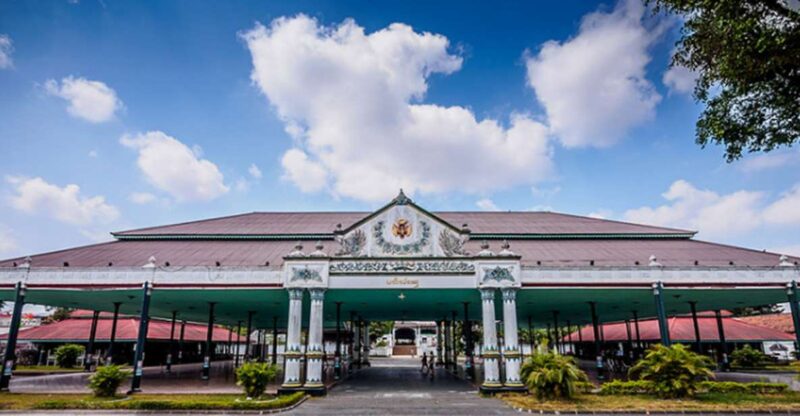 Yogyakarta: Sultans Palace and Water Castle Walking Tour - Key Points