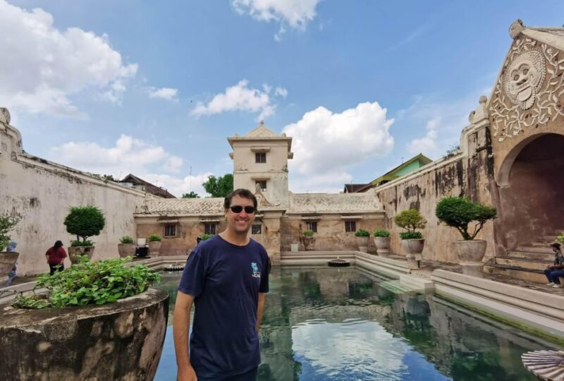 Yogyakarta: Sultans Palace and Water Castle Walking Tour - Experience Highlights