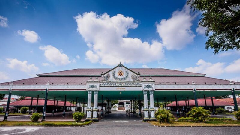 Yogyakarta: Sultans Palace and Water Castle Walking Tour - Inclusions