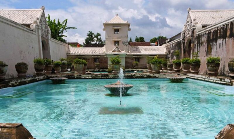Yogyakarta: Sultans Palace and Water Castle Walking Tour - Participant Information