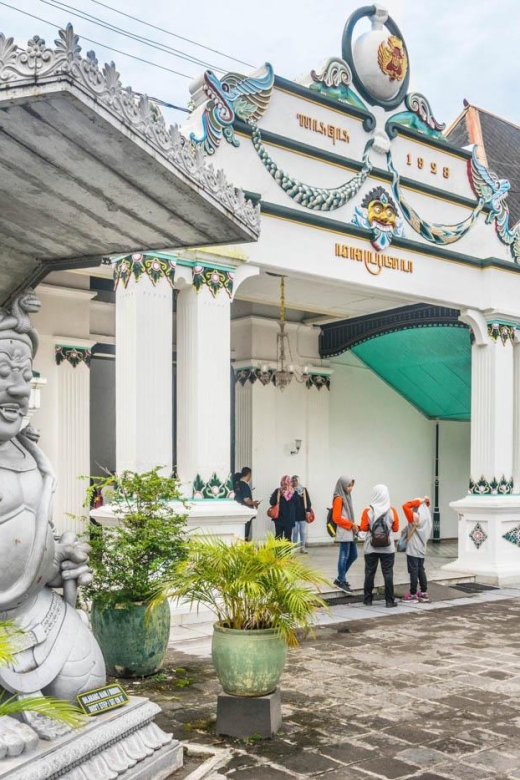 Yogyakarta: Sultans Palace and Water Castle Walking Tour - Customer Reviews