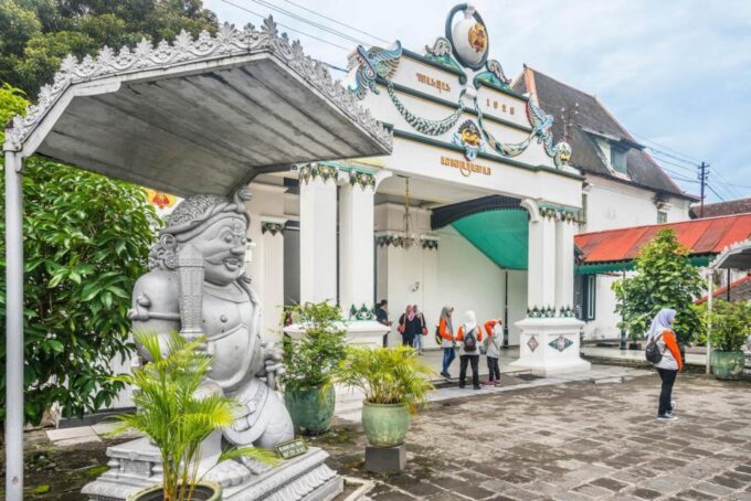 Yogyakarta: Sultans Palace and Water Castle Walking Tour - Exploring Kraton: The Sultans Residence