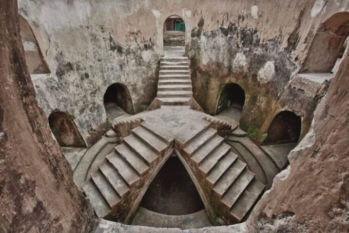 Yogyakarta: Sultans Palace and Water Castle Walking Tour - Discovering Taman Sari Water Castle