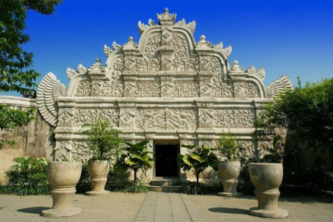 Yogyakarta: Sultans Palace and Water Castle Walking Tour - Taking in Javanese Traditions and Legacy