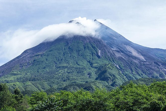 Yogyakarta: Sunrise at Setumbu & Borobudur Temple & Mount Merapi - Exploring Setumbu Hill