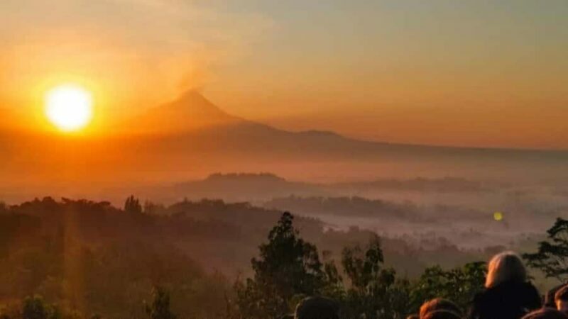 YOGYAKARTA; SUNRISE FROM THE HILL AND BOROBUDUR CLIMB UP.. - Key Points