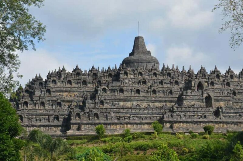 YOGYAKARTA; SUNRISE FROM THE HILL AND BOROBUDUR CLIMB UP.. - The Sum Up