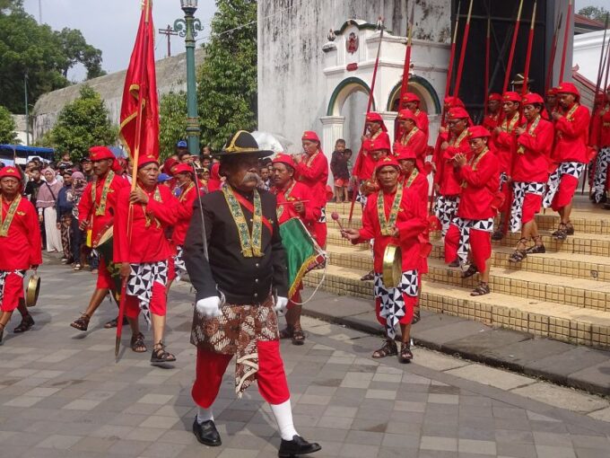 Yogyakarta: Tailor-Made Private Car Charter With Driver - Transportation and Group Size