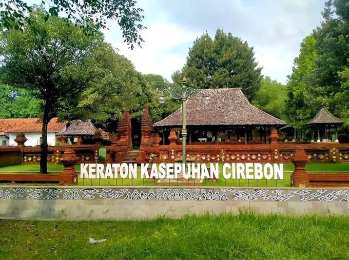 Yogyakarta Tour : Borobudur, Cirebon, Jakarta 3 Day 2 Night - Keraton Kasepuhan Palace