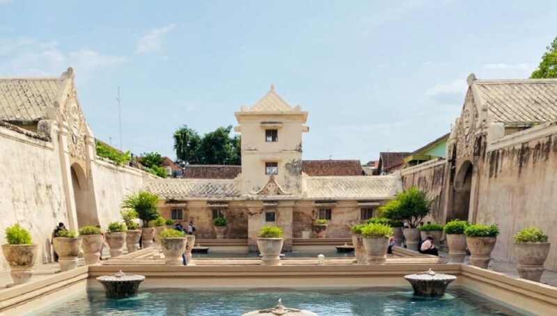 Yogyakarta: Water Castle, Sultan Palace, Temple Guided Tour - Key Points