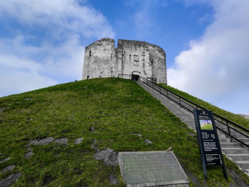 York: Murder Mystery City Exploration Game - Pub Stops and Discounts