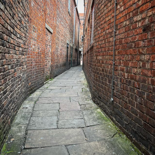 York's Snickelways Story Walking Tour - Capturing Instagrammable Moments