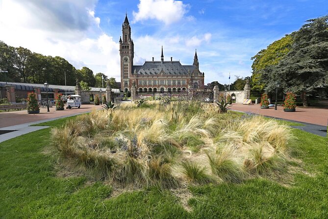 Your Own Hague. Behind The Scenes of The Royal City - Highlights of the Tour