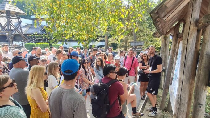 Zadar: Plitvice Lakes Day Trip With Guide and Boat Tour - Park Highlights and Featured Experiences
