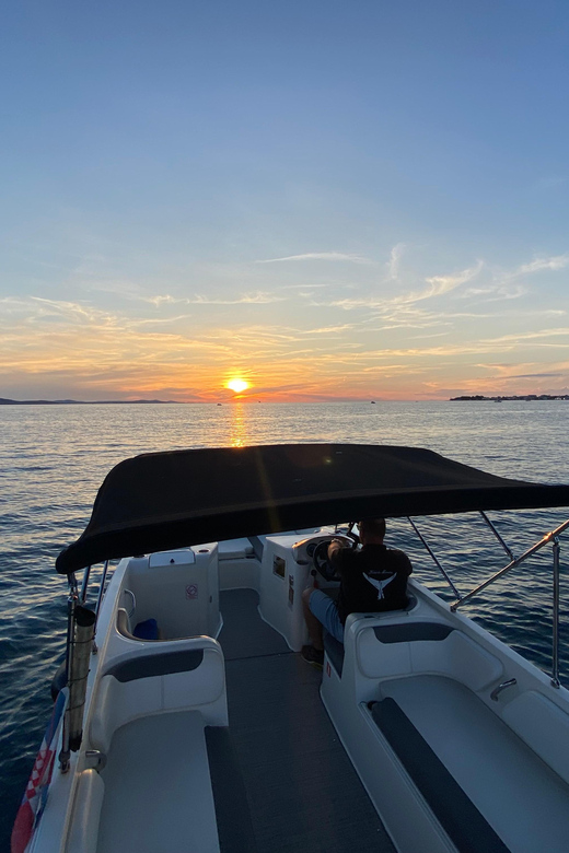 Zadar: Sunset Boat Tour With Unlimited Drinks - Onboard Amenities