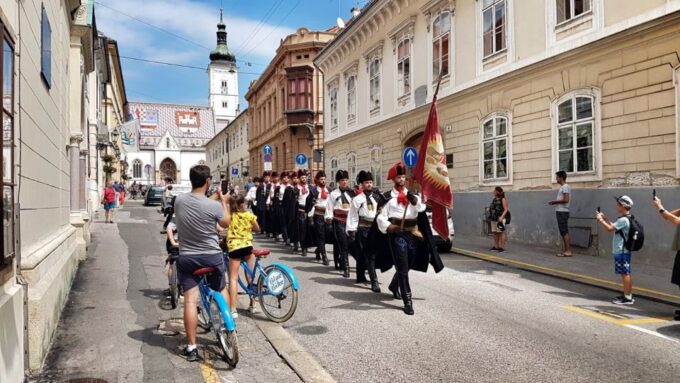 Zagreb: 2.5-Hour Highlights Bike Tour - Meeting Point and Duration