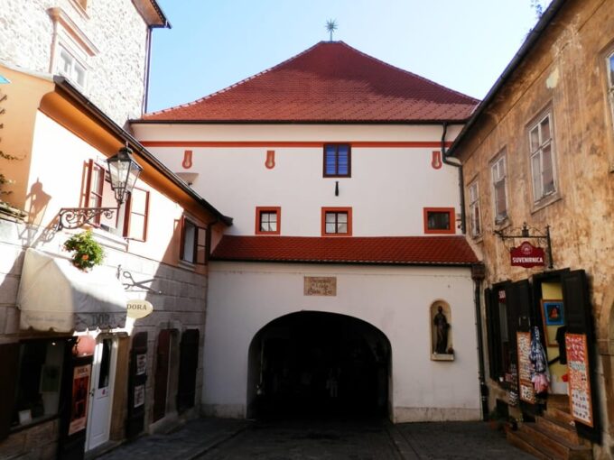 Zagreb: Group Walking Tour of Zagreb (Funicular Included) - Customer Ratings Highlight