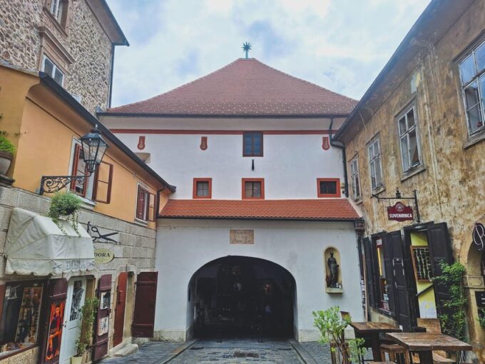 Zagreb: Secrets & Stories With an Art Historian - Stone Gates Legends