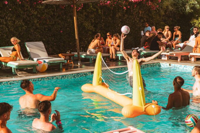 Zante: Champagne Sessions at Maui Hotel - Dress Code and Atmosphere