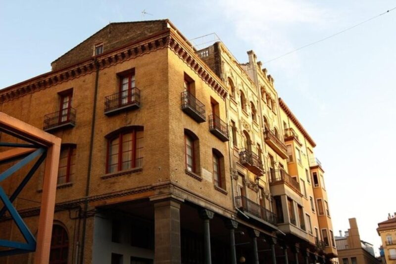 Zaragoza : Must-See Attractions Private Walking Tour - Plaza Del Pilar: Vibrant Town Center