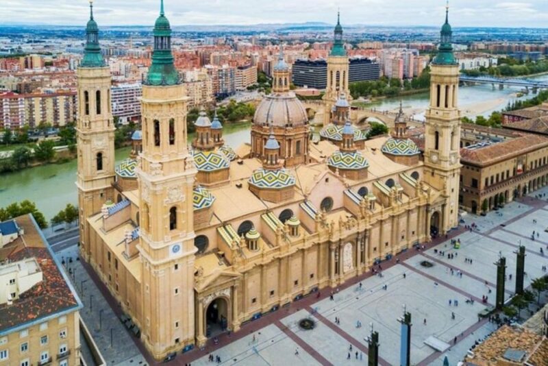 Zaragoza : Private Custom Walking Tour With a Local Guide - Visiting Parque Grande José Antonio Labordeta