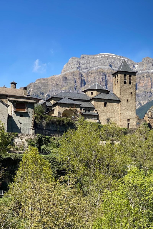 Zaragoza-Pyrenees: Hiking Through the National Park of Ordesa - Interaction With the Tour Guide
