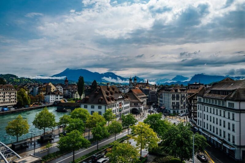 Zug: Express Walk With a Local in 60 Minutes - Key Points