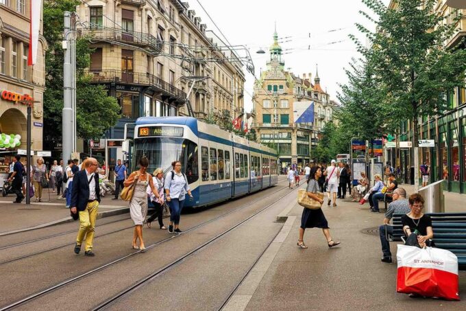 Zurich: City Tour & Stein Am Rhein and Rhine Falls - Exploring Zurichs Landmarks