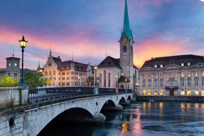 Zurich: First Discovery Walk and Reading Walking Tour - Grossmünster