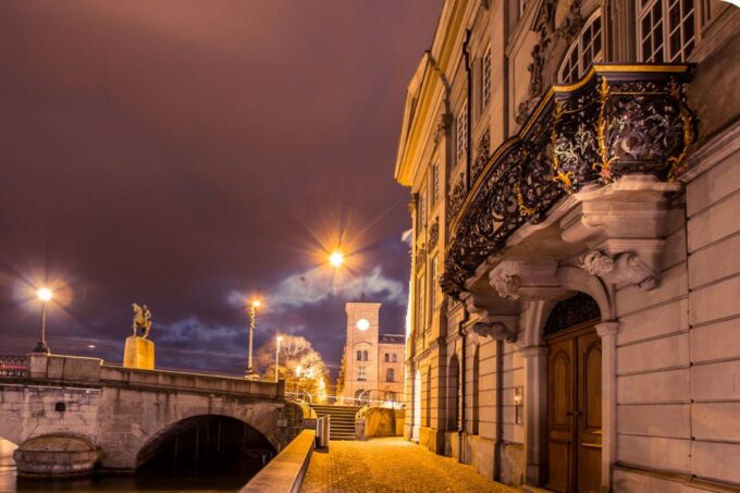 Zurich: First Discovery Walk and Reading Walking Tour - Frequently Asked Questions
