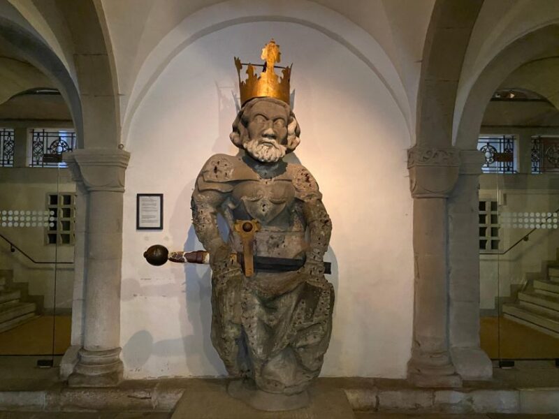Zurich in the Mirror of the Past: Self-Guided Audio Tour - Unraveling Zurichs Historical Narratives