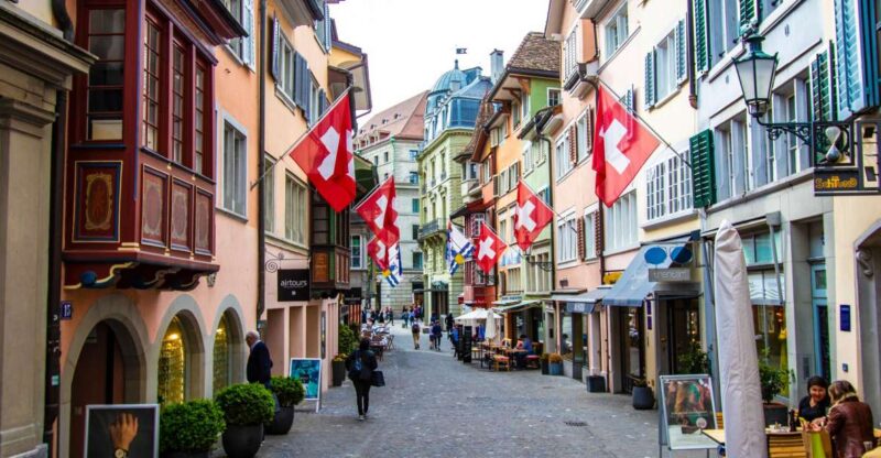 Zurich: Insta-Perfect Walk With a Local - Capture Zurichs Landmarks and Scenery