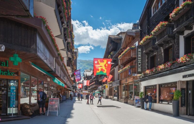Zurich Old Town Treasures: A Timeless Journey - Architectural Marvels of the Old Town