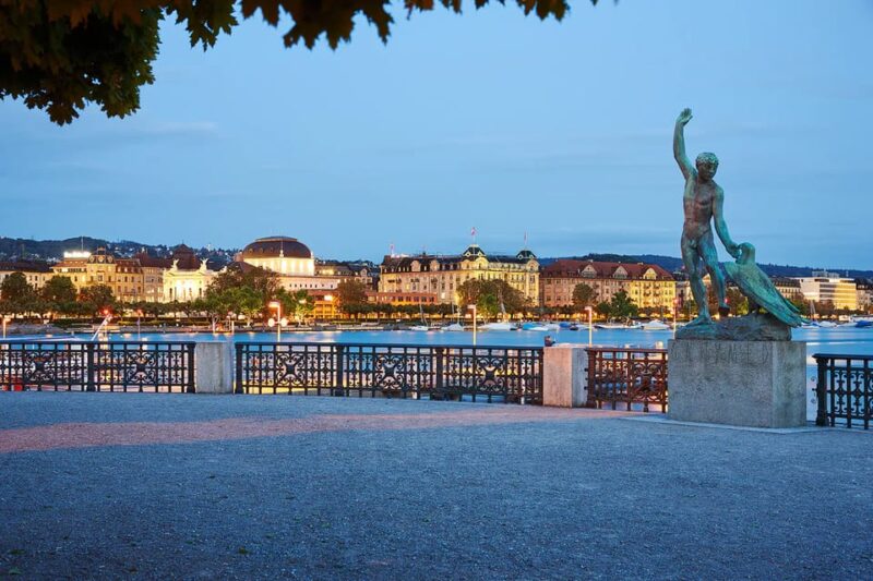 Zurich: Stein Am Rhein, Rhine Falls & Lake Boat Cruise - Exploring Zurichs Old Town